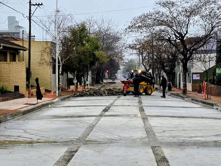 dos Denuncia penal contra un automovilista que causó daños en una obra de pavimentación