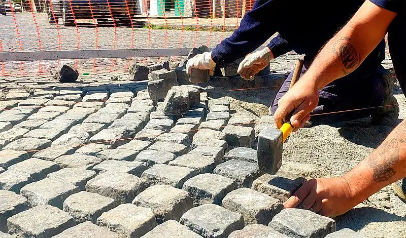 dos “Es el adoquín, estúpido”