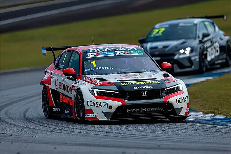 Leonel Pernía es campeón del TCR Brasil