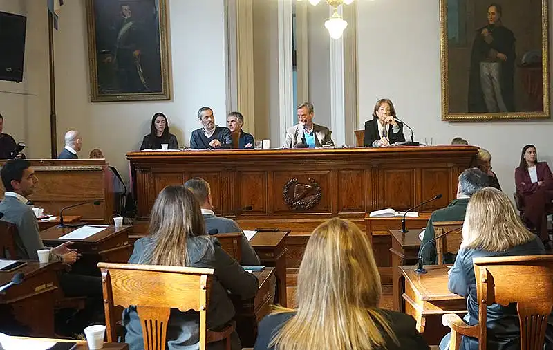 El Concejo cerró julio entre chicanas, roces por motos y el debate por la Ley del Libro